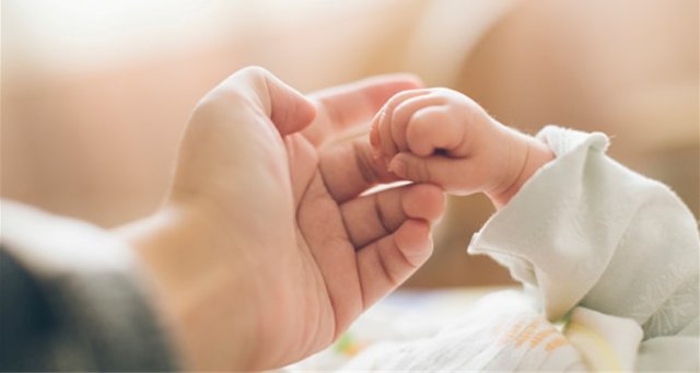 Como estimular a preensão palmar das crianças