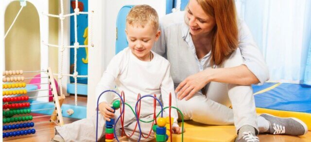 Como escolher o brinquedo certo para crianças com diferentes níveis de TEA