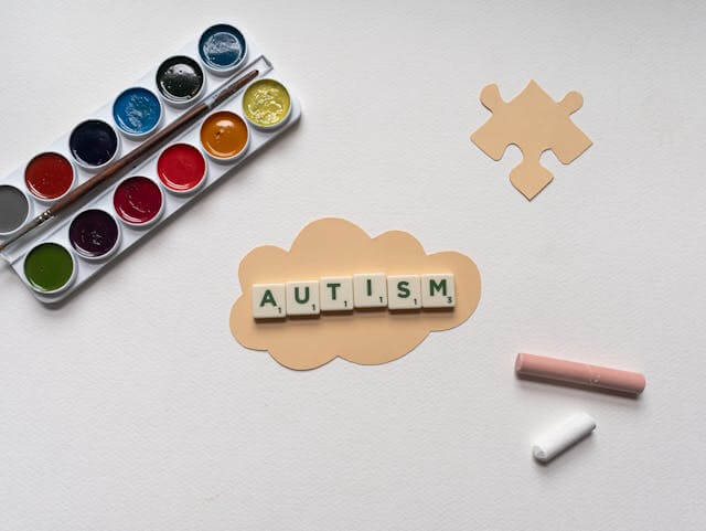 Atividades lúdicas com brinquedos para crianças com autismo